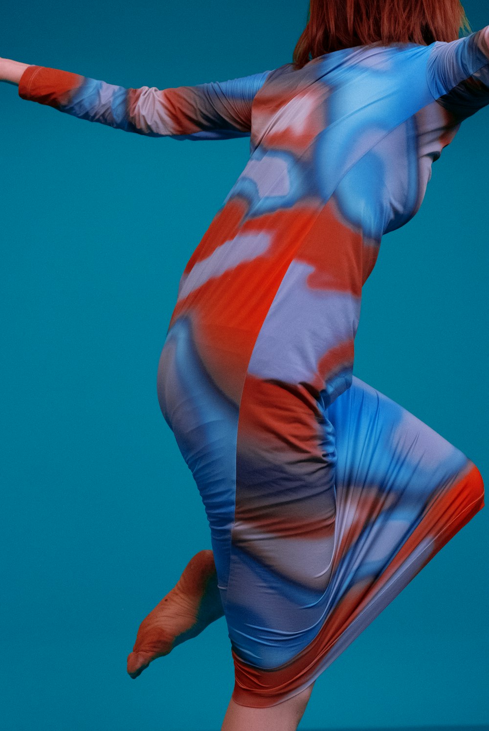 Una mujer con un vestido colorido está bailando