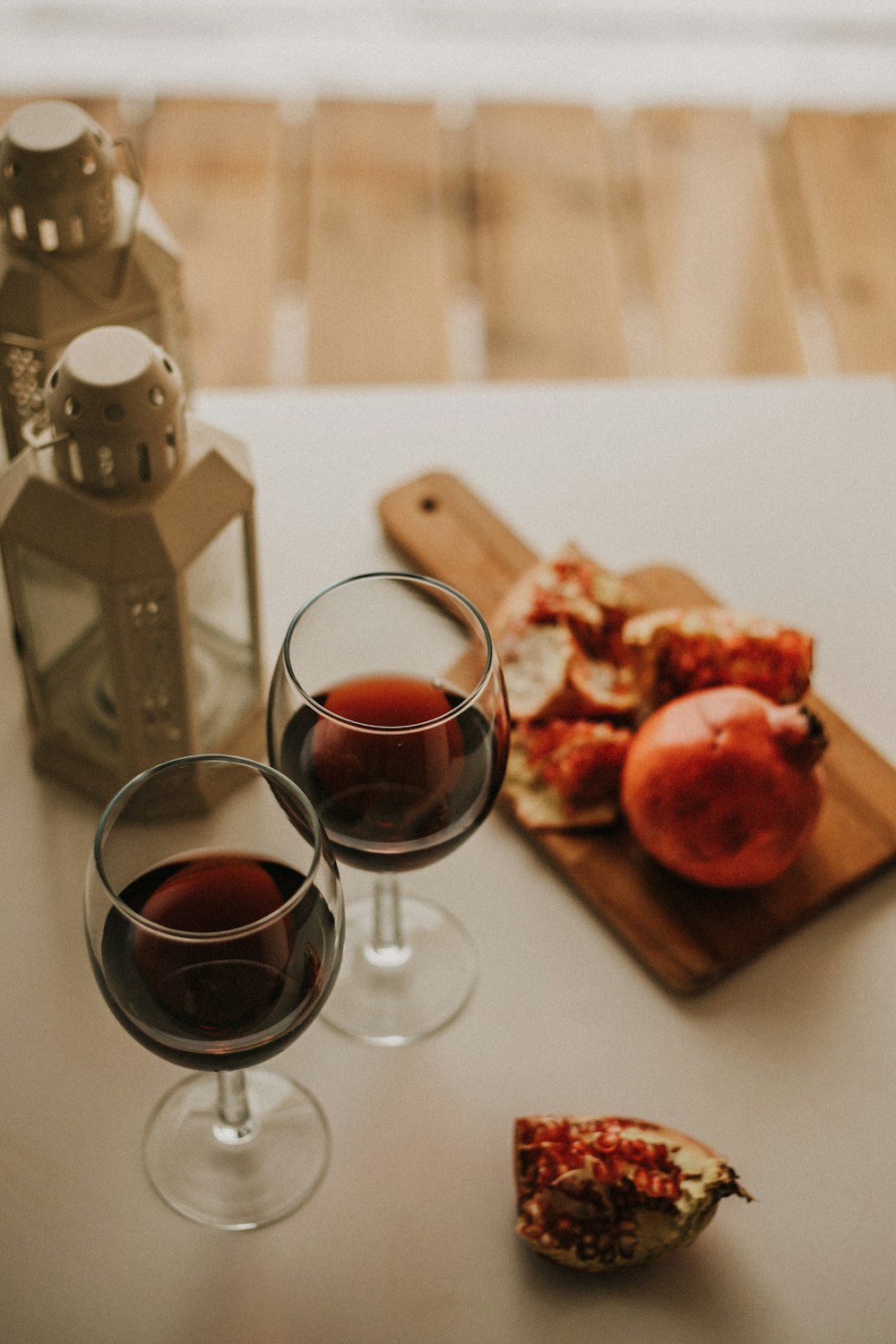테이블 위에 앉아있는 와인 두 잔