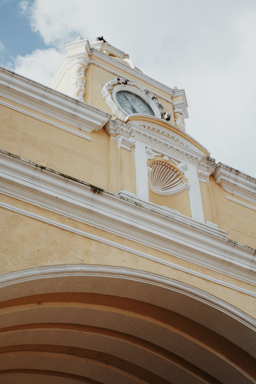 un reloj en el costado de un edificio