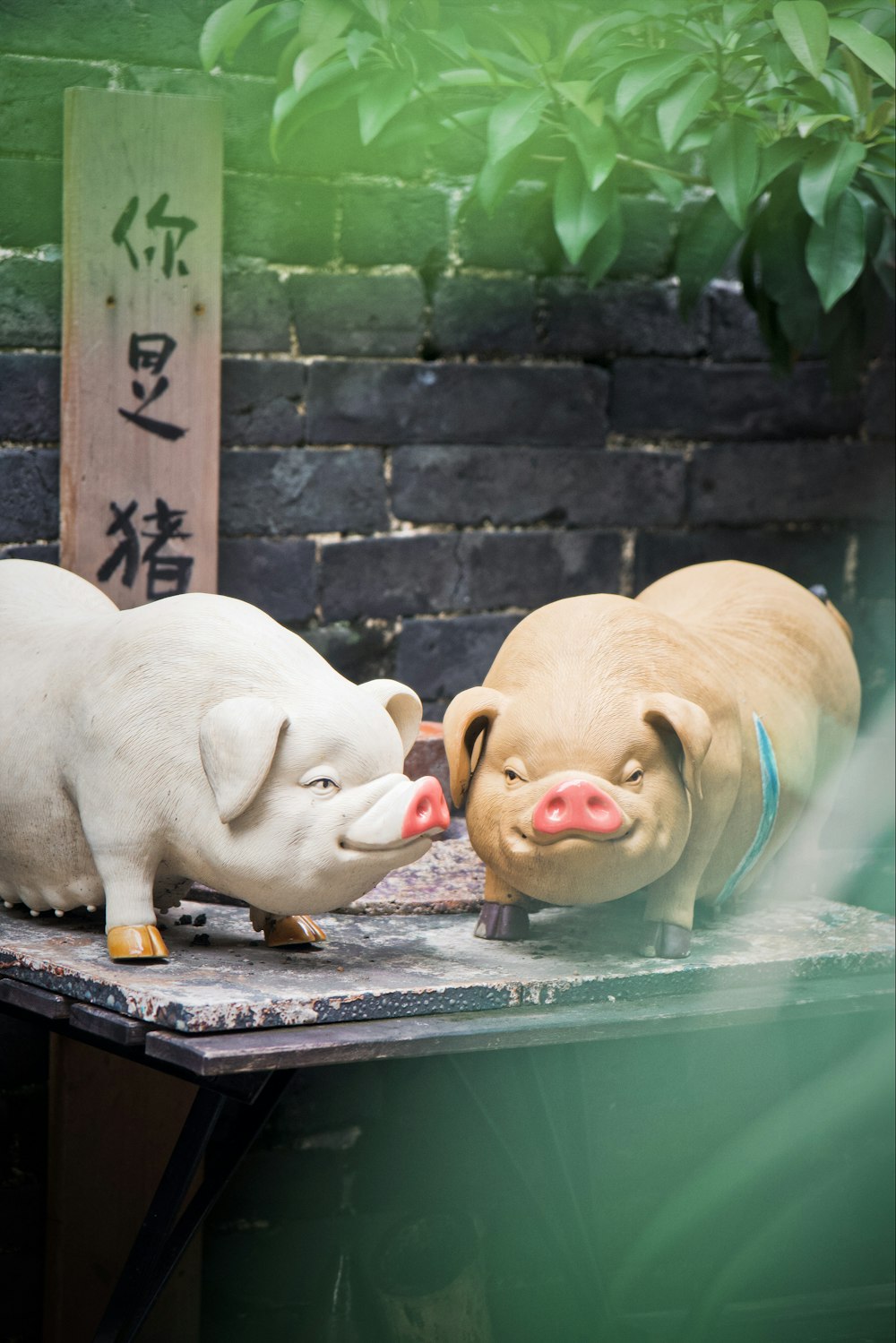 a statue of a pig and a pig dog kissing