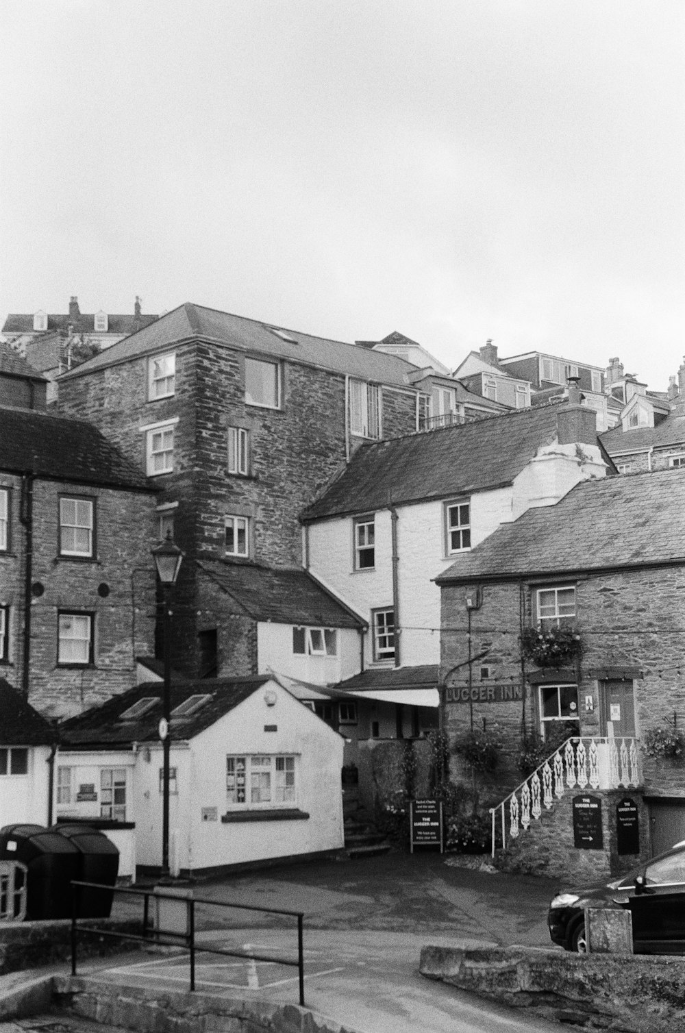 a black and white photo of some buildings