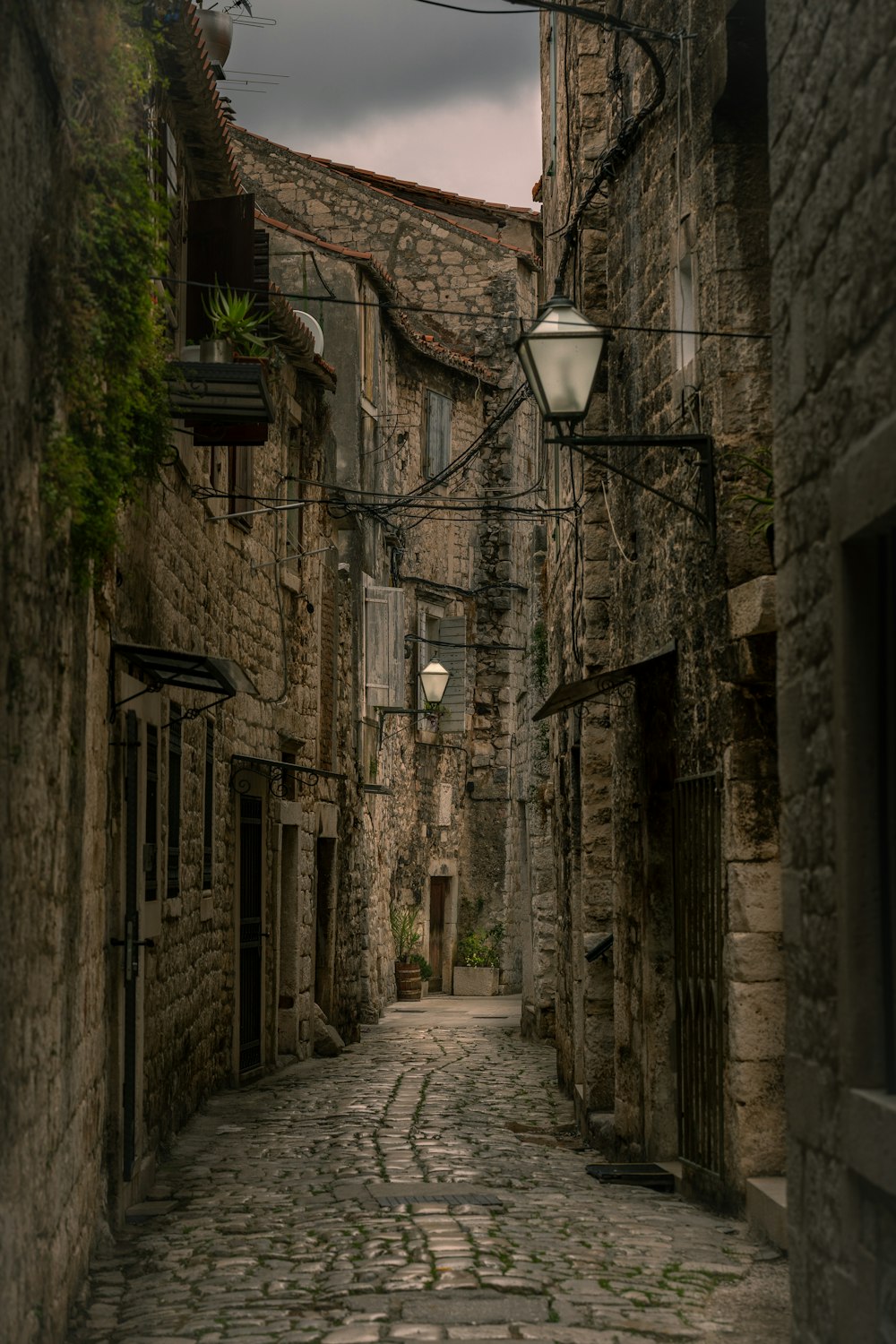 Eine Kopfsteinpflasterstraße in einer alten europäischen Stadt