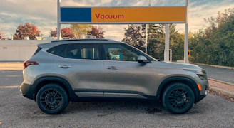 Customer using a self-service car vacuum with a visible Pix payment screen.