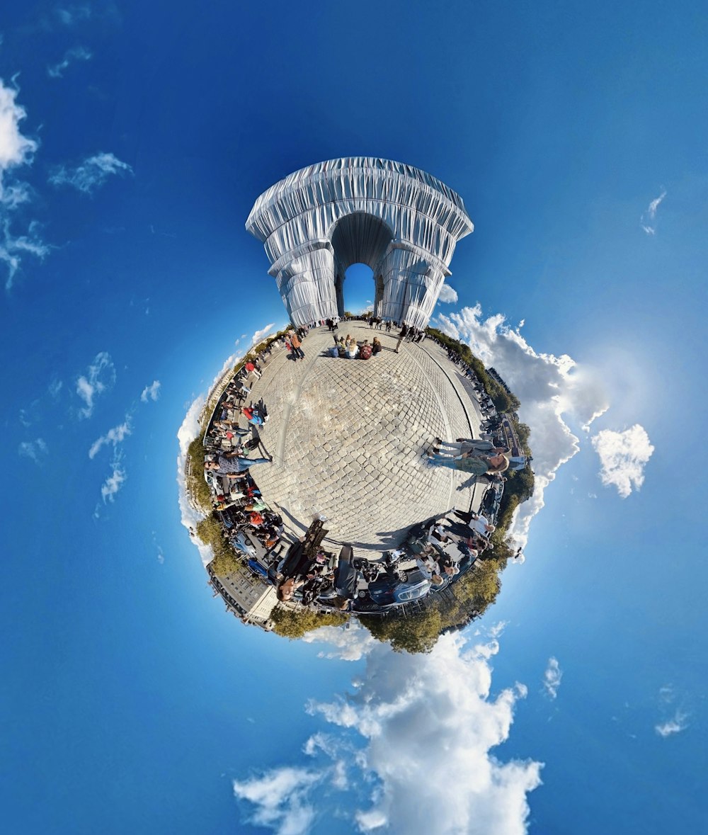 Une petite île au milieu d’un ciel bleu