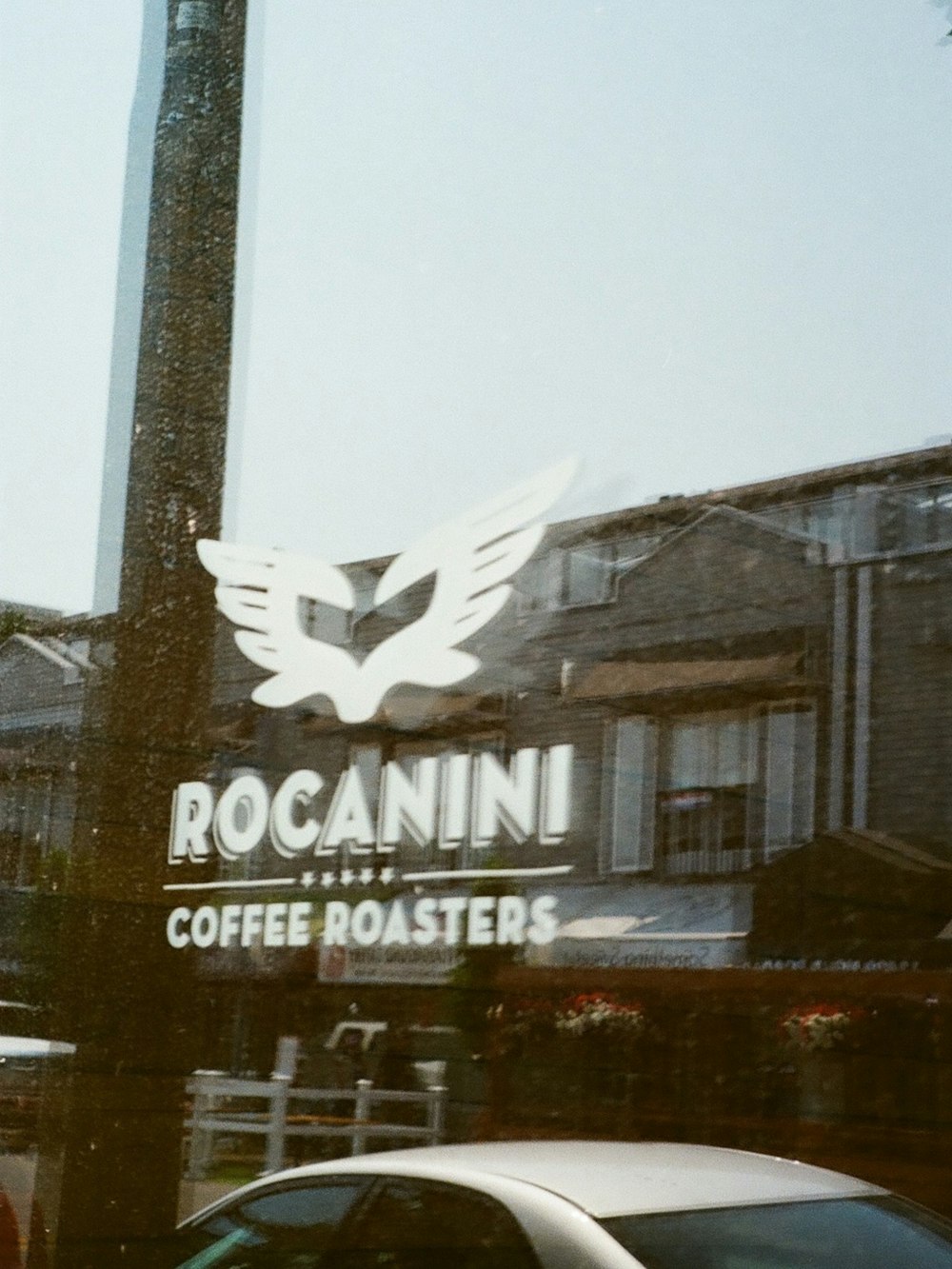 Un edificio con un cartello che dice Roganni Coffee Roasters