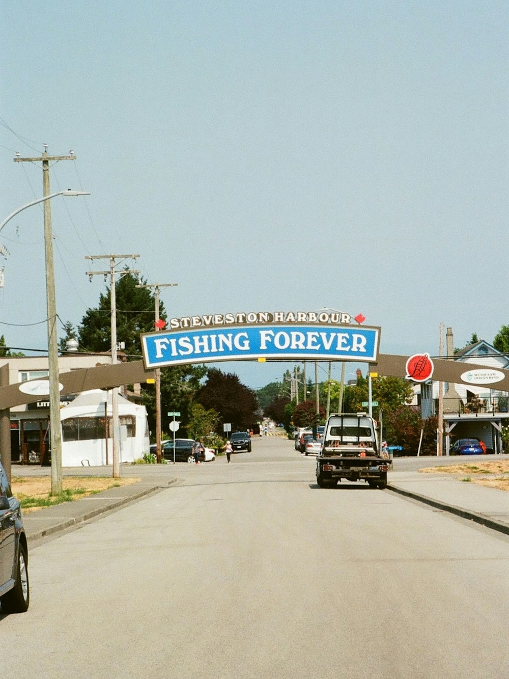 Eine Straße mit einem Schild, auf dem steht, für immer fischen