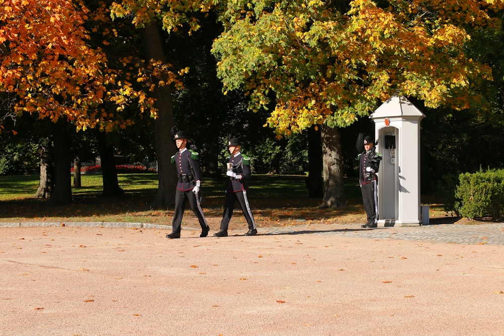 Una coppia di uomini in uniforme che camminano lungo una strada
