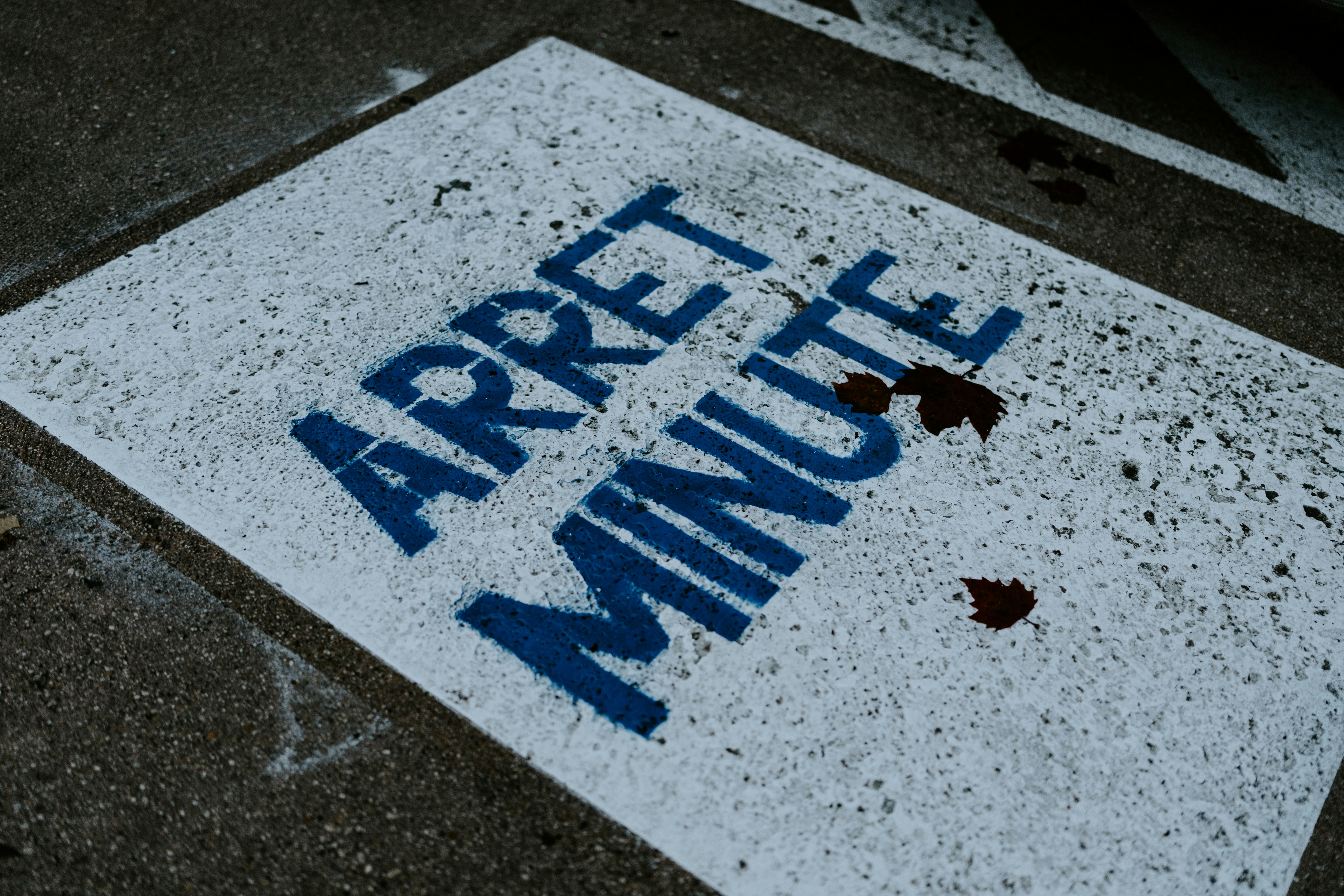 a street sign that reads arree minute on it