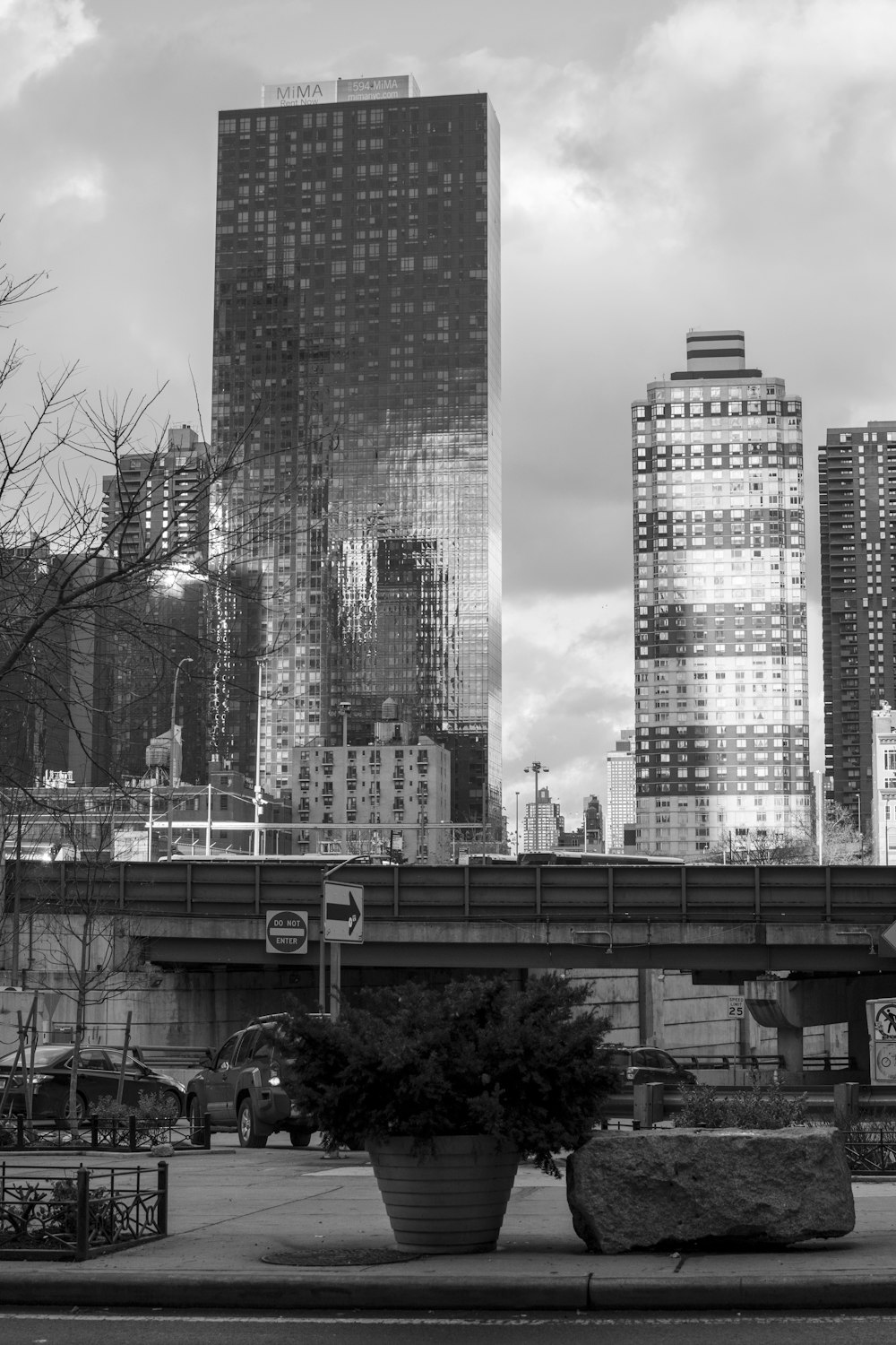 Une photo en noir et blanc d’une ville avec de grands immeubles