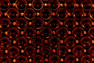 bouteilles de vin dans cave