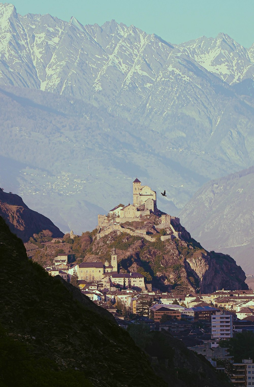 uma montanha com um castelo no topo dela