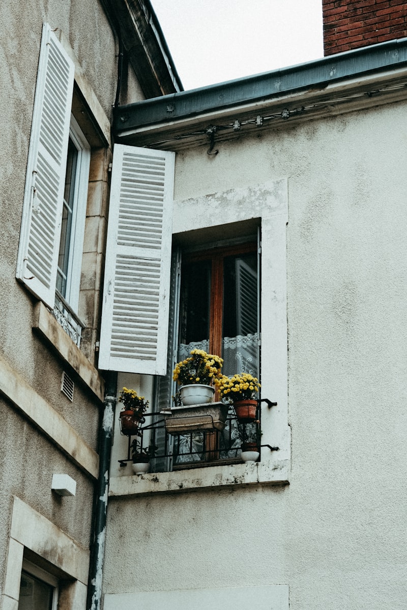 Fenster mit geöffneten Fensterläden an einer Fassade