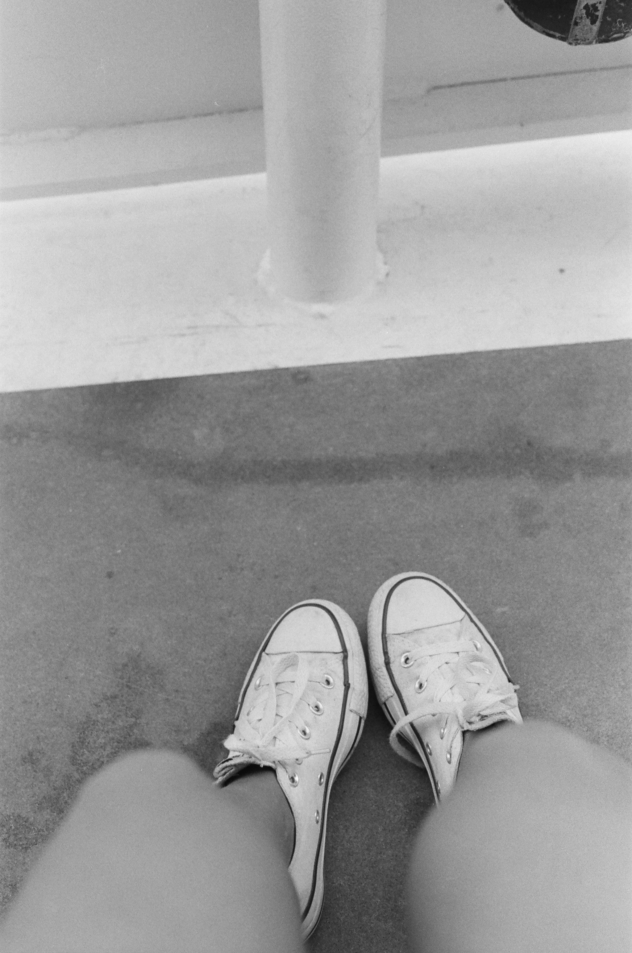 Una foto en blanco y negro de los zapatos de una persona