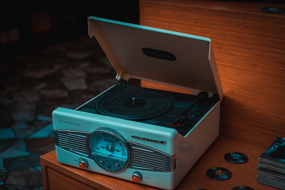 un tocadiscos sentado encima de una mesa de madera