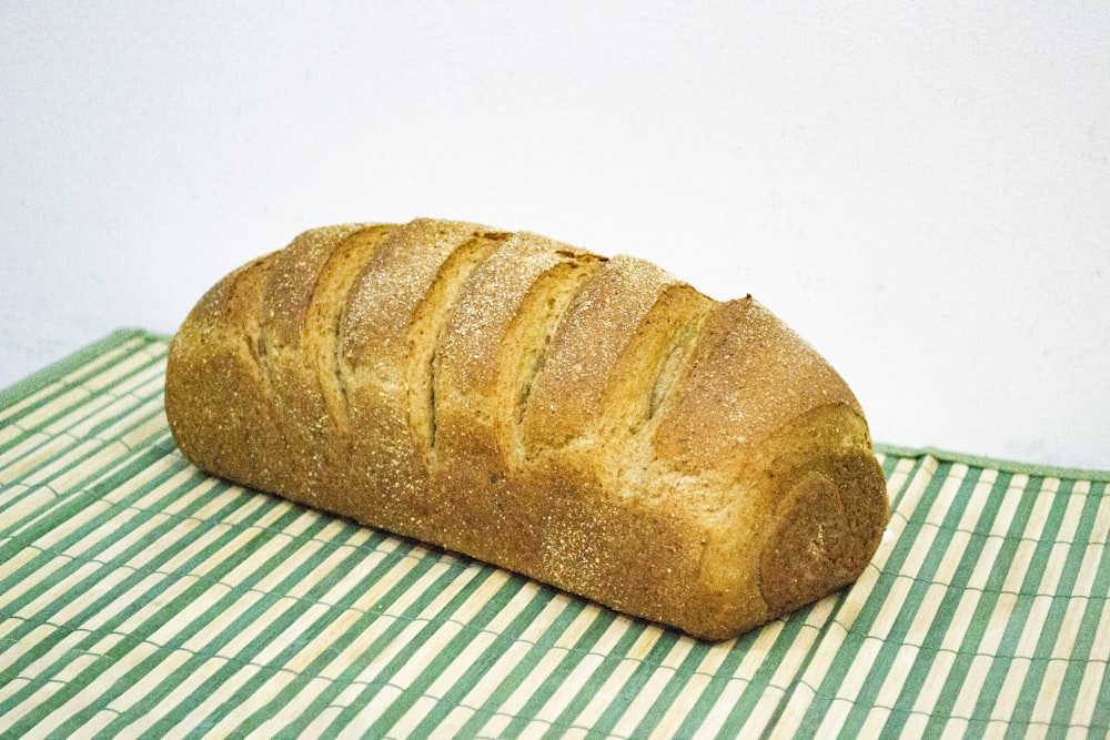 Una barra de pan sentada encima de una mesa