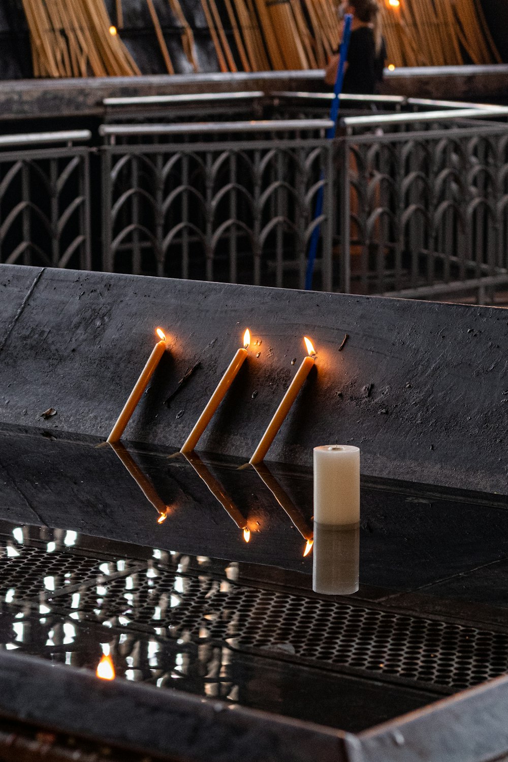 uma vela sentada em cima de uma mesa de metal