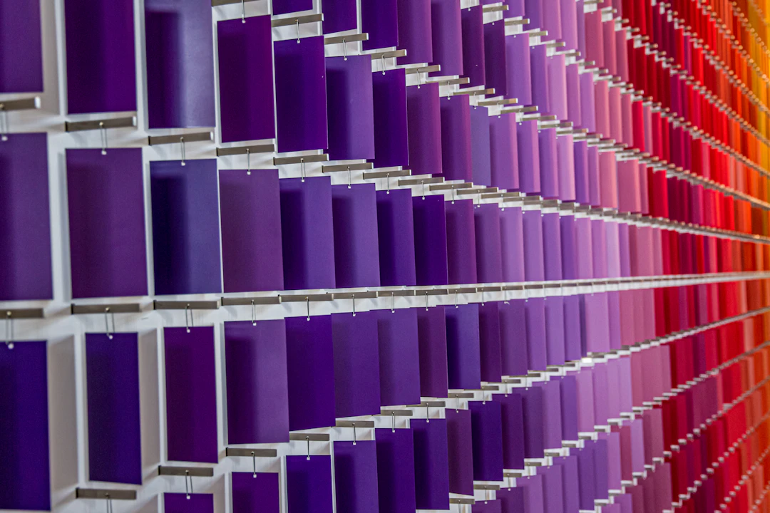 Paleta de amostras de cores dispostas sobre superfície, representando a escolha de cores para uma marca
