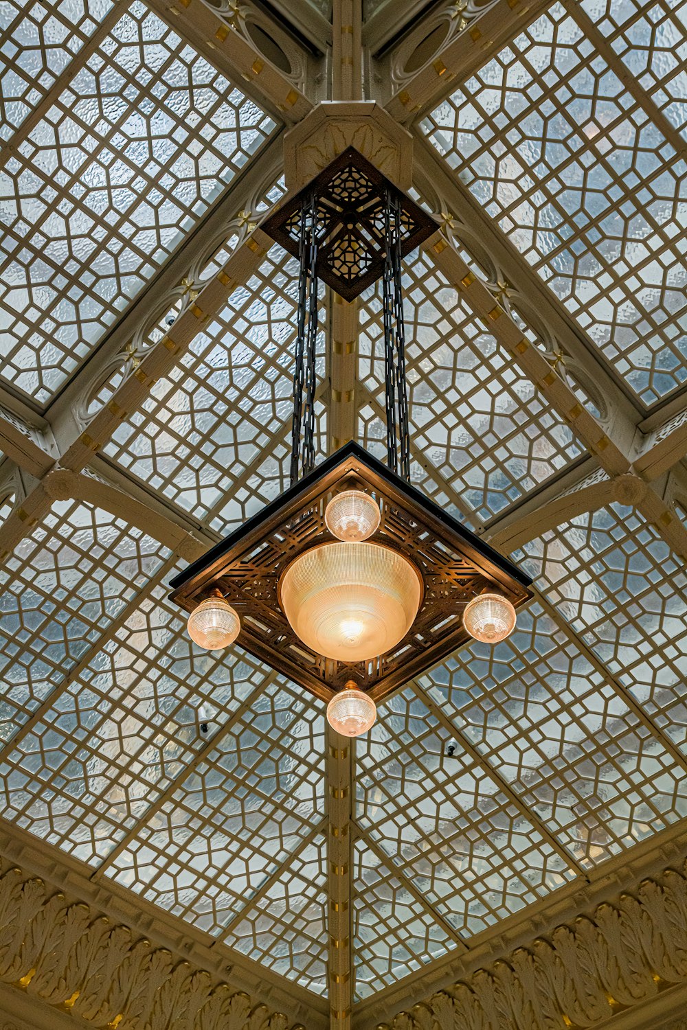 Un lampadario appeso al soffitto di un edificio