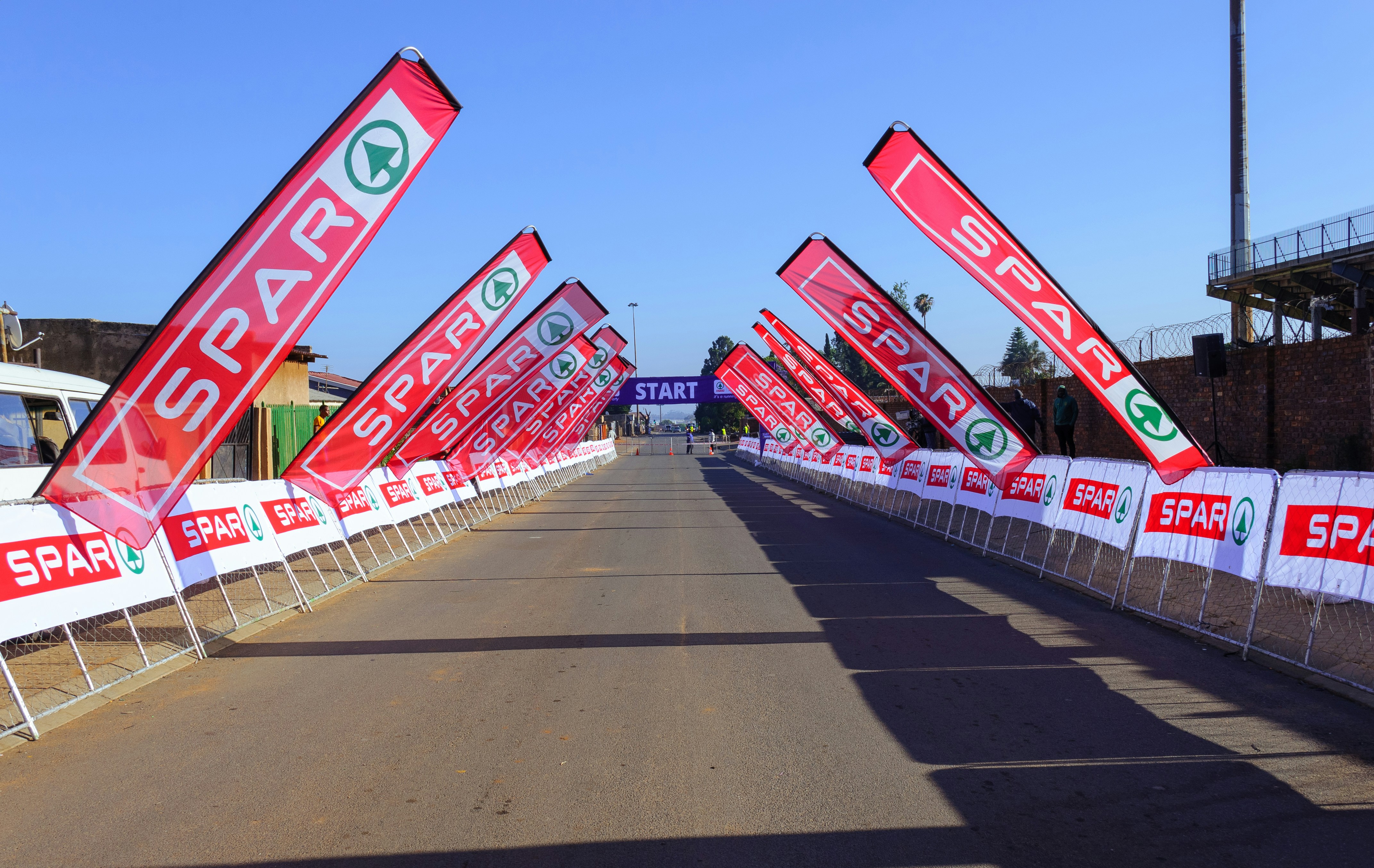 eine Reihe rot-weißer Schilder, die am Straßenrand sitzen