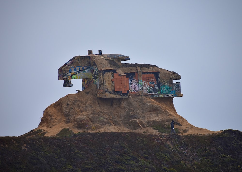 Una casa sulla cima di una collina coperta di graffiti