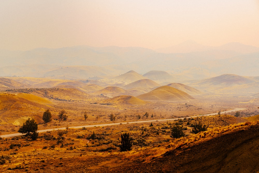 uma vista panorâmica das montanhas e uma estrada