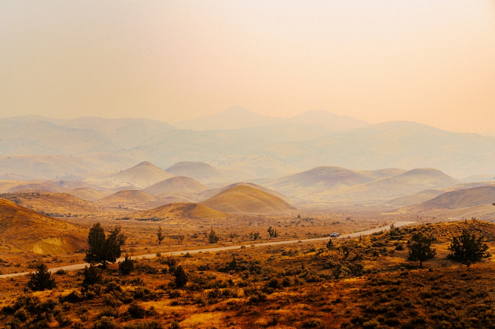 uma vista panorâmica das montanhas e uma estrada