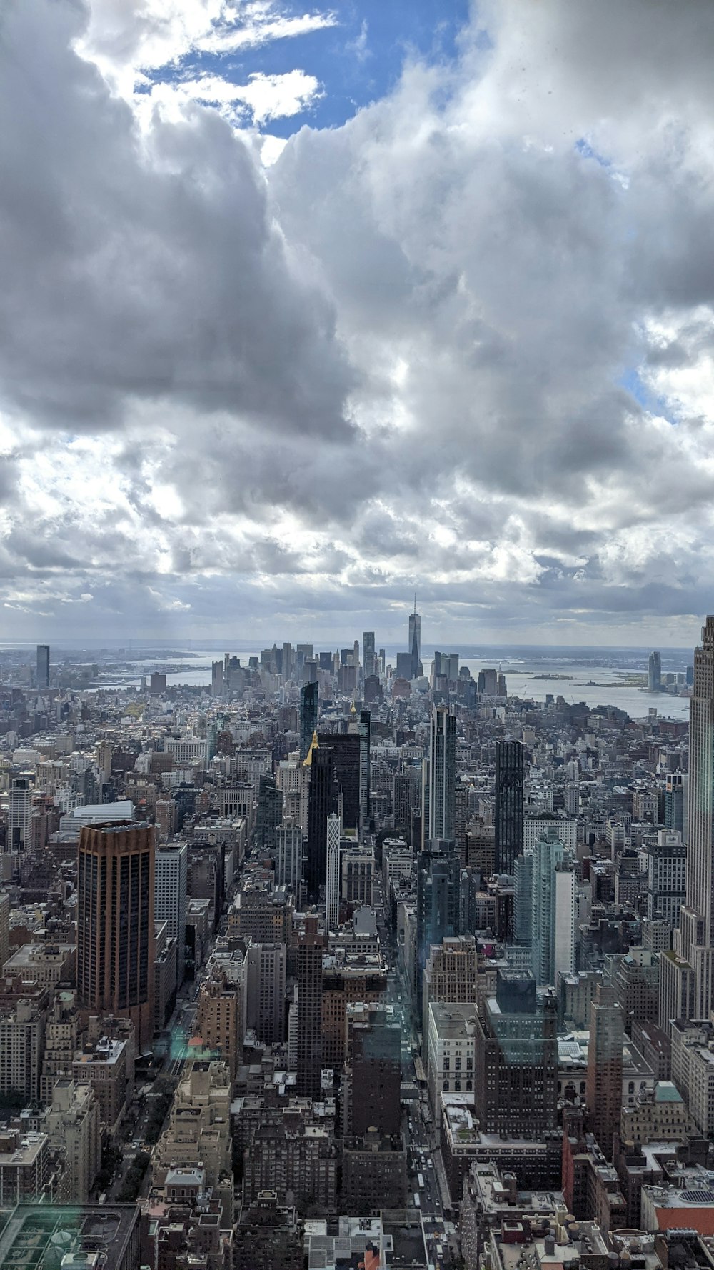 uma vista de uma cidade do topo de um edifício