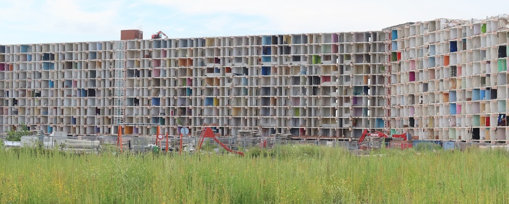 Un edificio alto con muchas ventanas