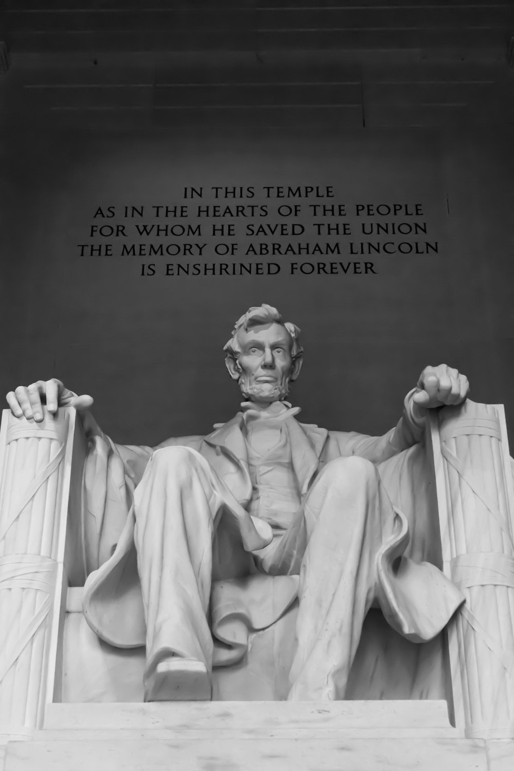 Una estatua de Abraham Lincoln frente al Lincoln Memorial