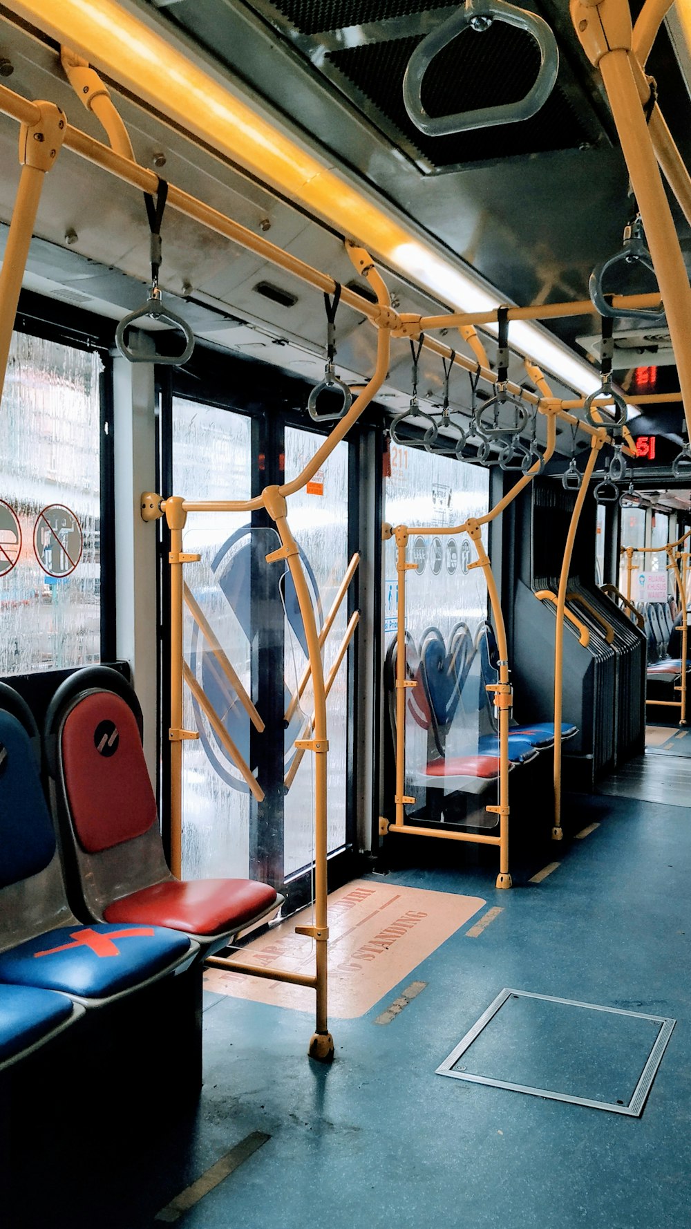 Un autobús con un montón de asientos dentro de él