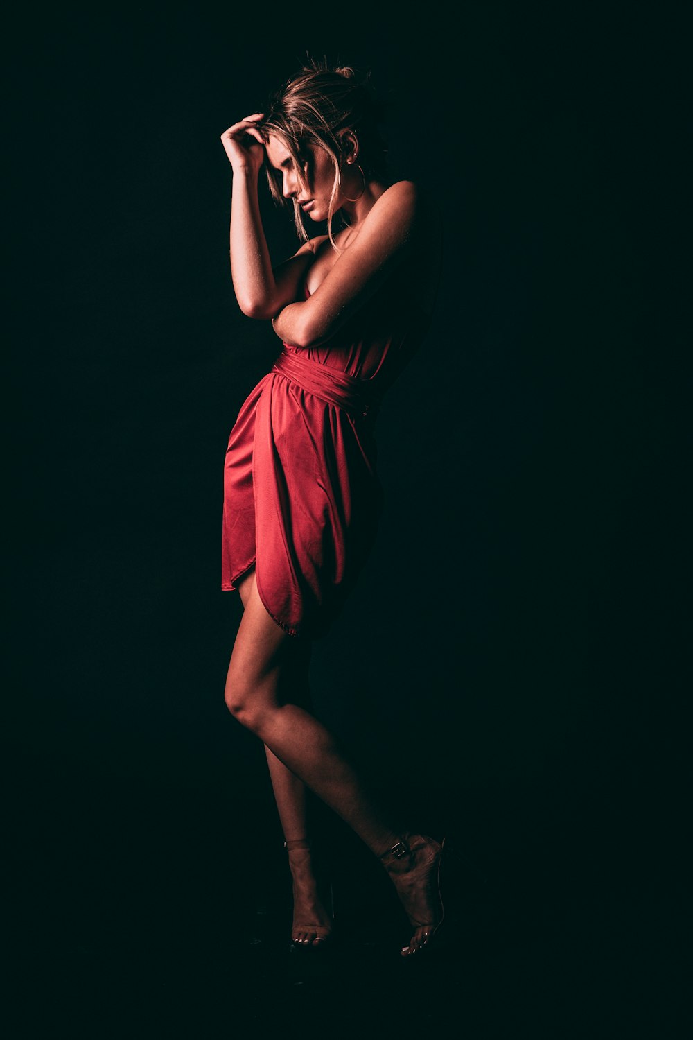 Une femme en robe rouge posant pour une photo