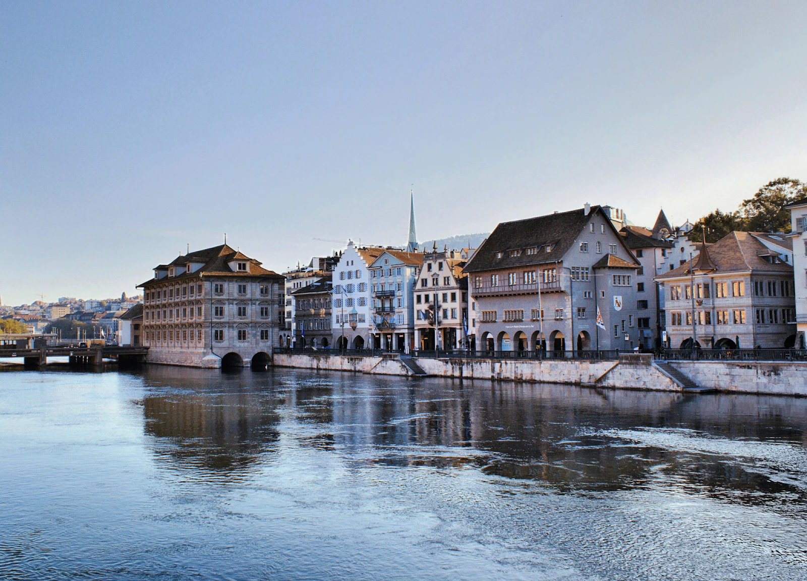 Fluss durch eine Stadt mit hohen Gebäuden