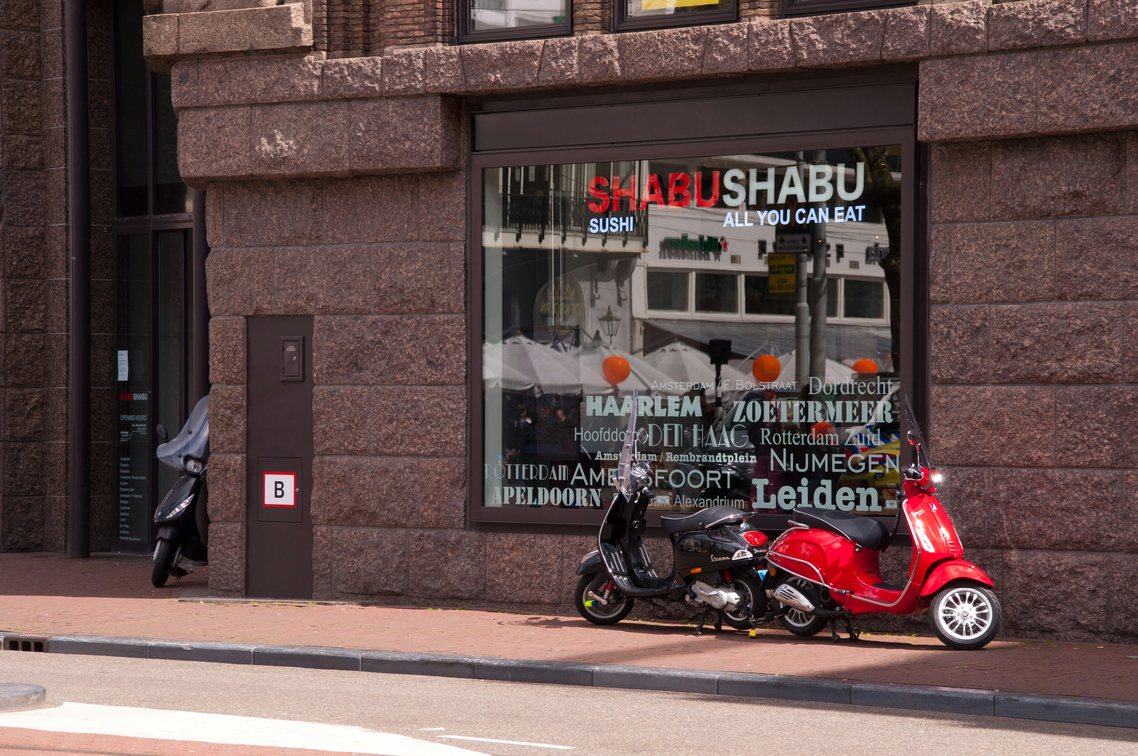 店の前に停めた赤いスクーター