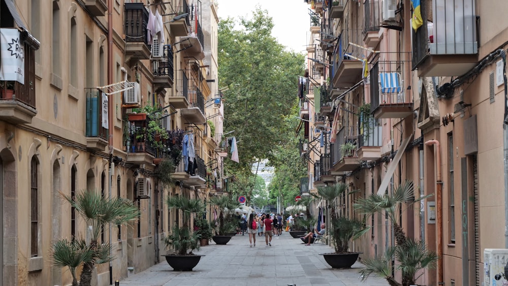 Una stretta strada della città fiancheggiata da edifici alti