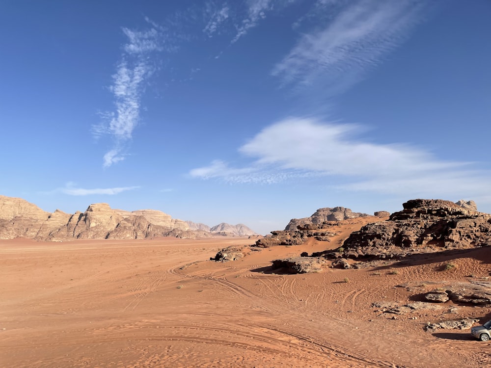 Une scène désertique avec une voiture garée au milieu du désert