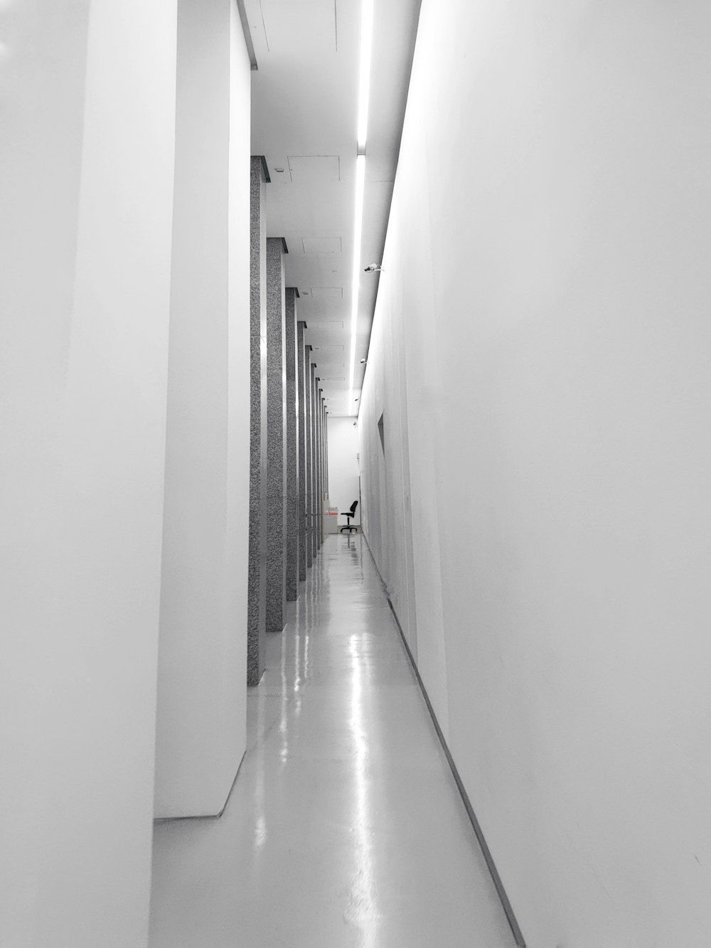 Una foto en blanco y negro de un largo pasillo