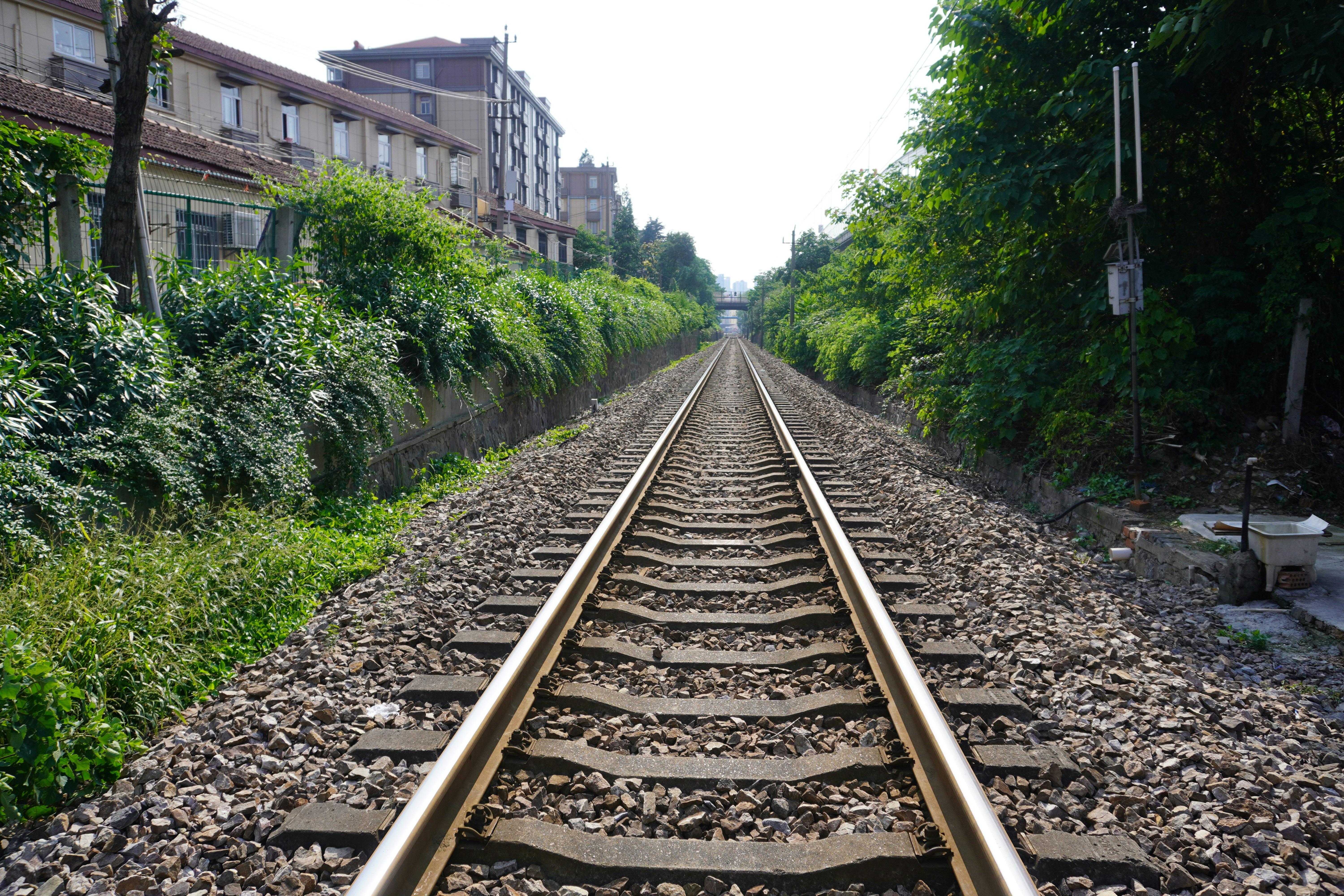 A train track running through a residential area photo Free 中国 Image