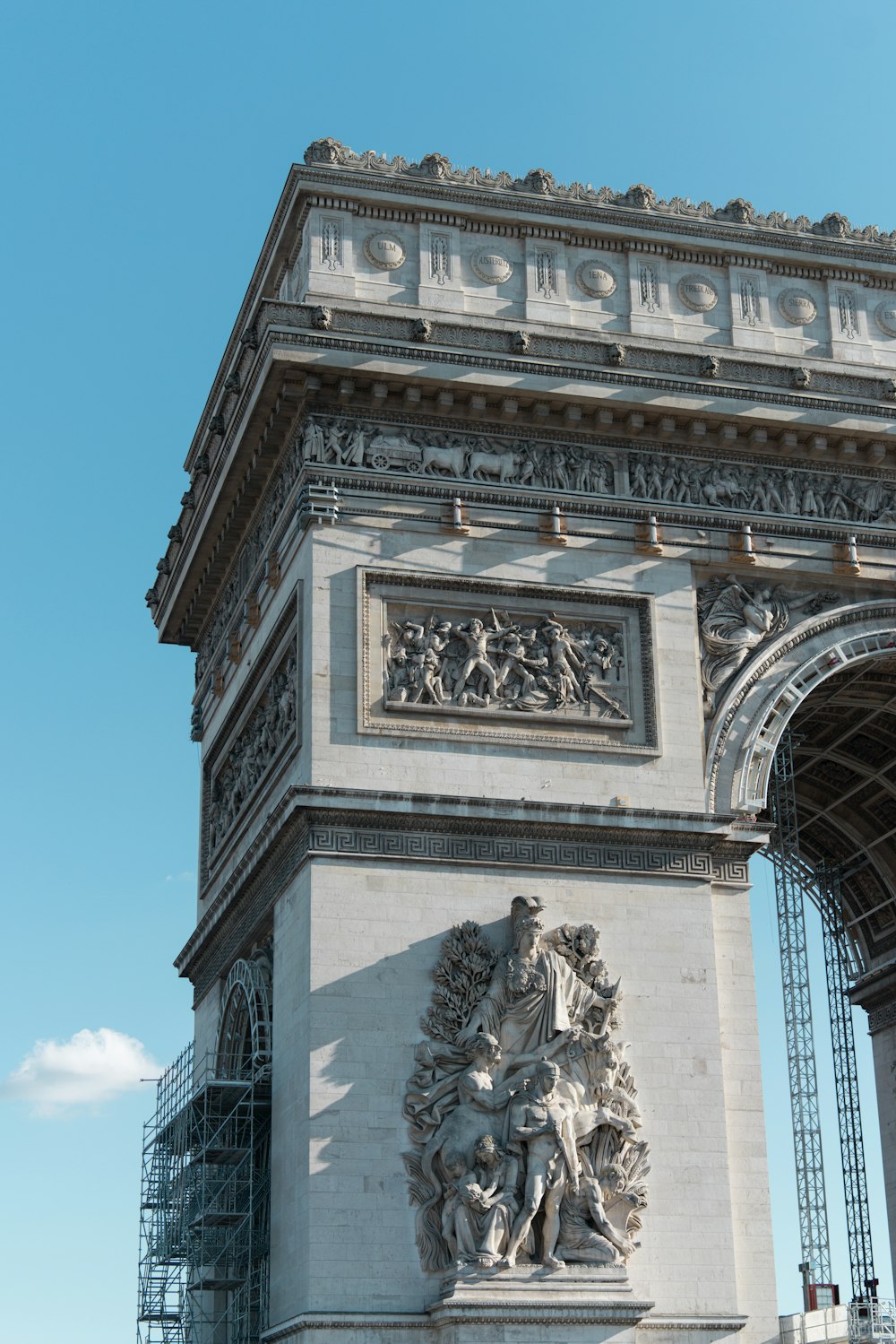 Une très haute tour avec une horloge sur le côté