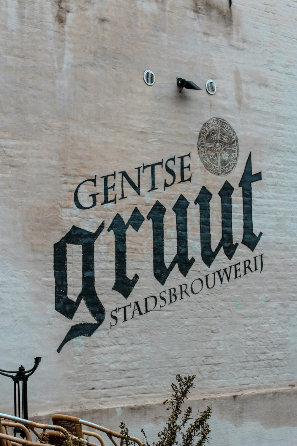 a sign on the side of a building that says gentse graut