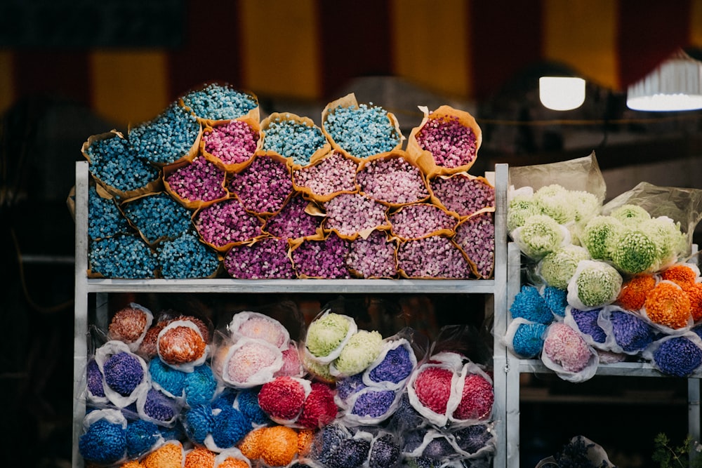 Un montón de diferentes tipos de dulces en exhibición