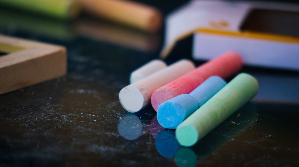 a group of crayons sitting on top of a table