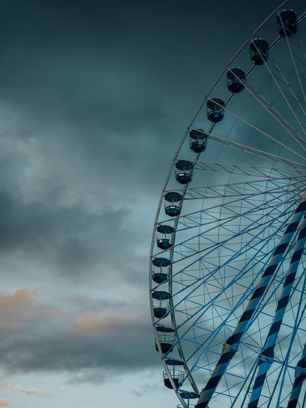 Ein großes Riesenrad sitzt unter einem bewölkten Himmel