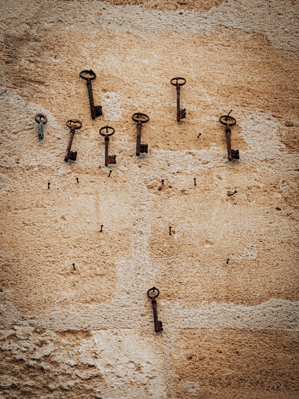 a bunch of keys that are on the side of a building