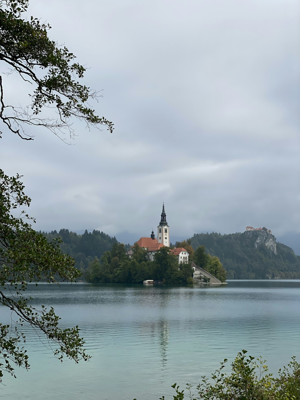 Una iglesia en una pequeña isla en medio de un lago