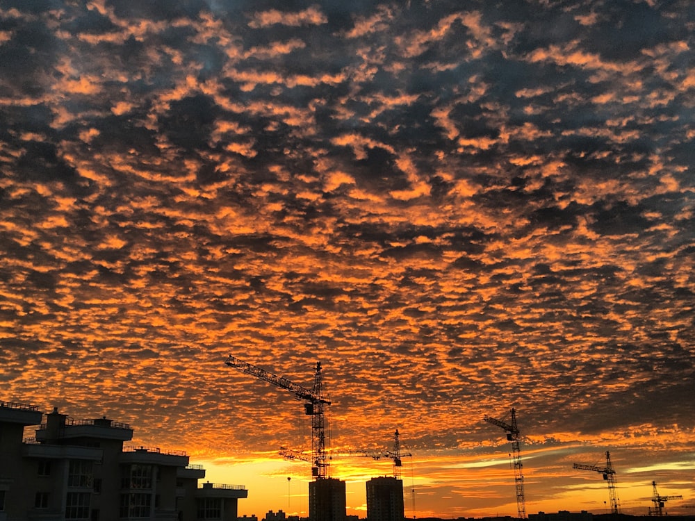uma vista do pôr do sol de uma cidade com muitas nuvens