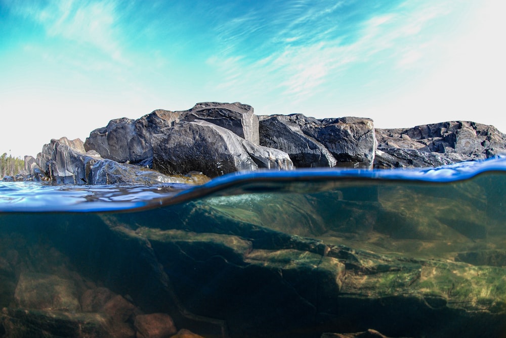 an underwater view of some rocks and water