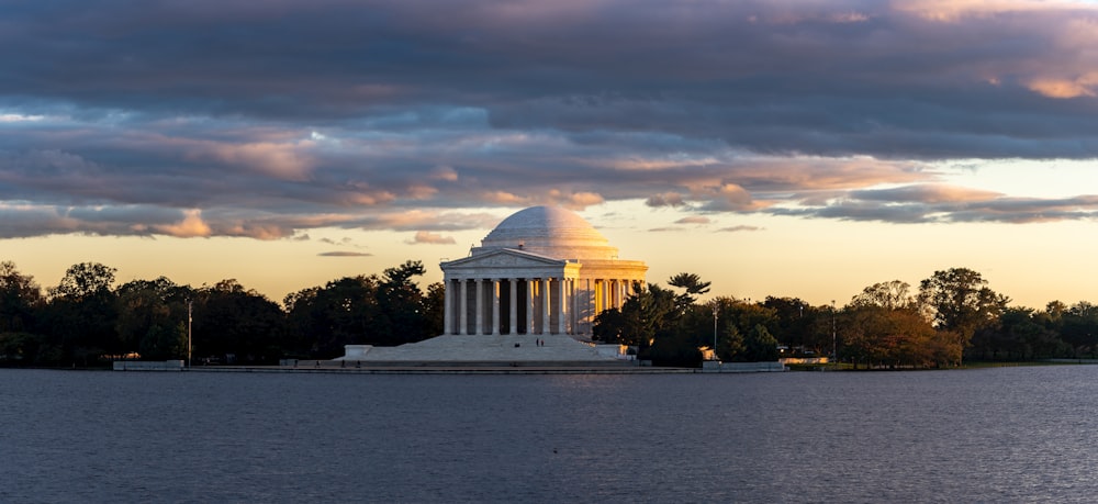 Une vue du monument Jefferson de l’autre côté de l’eau