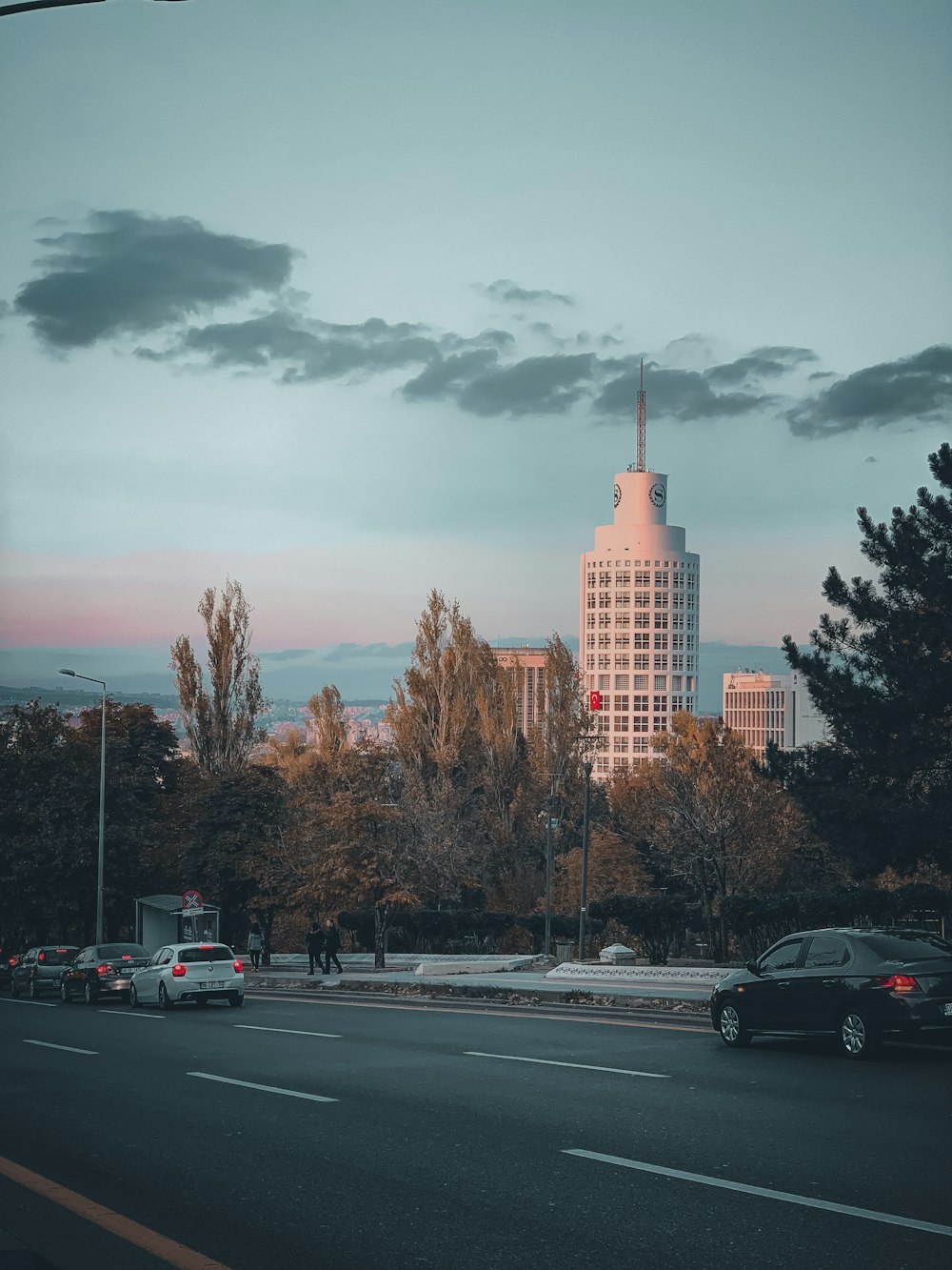 uma vista de uma cidade com edifícios altos no fundo