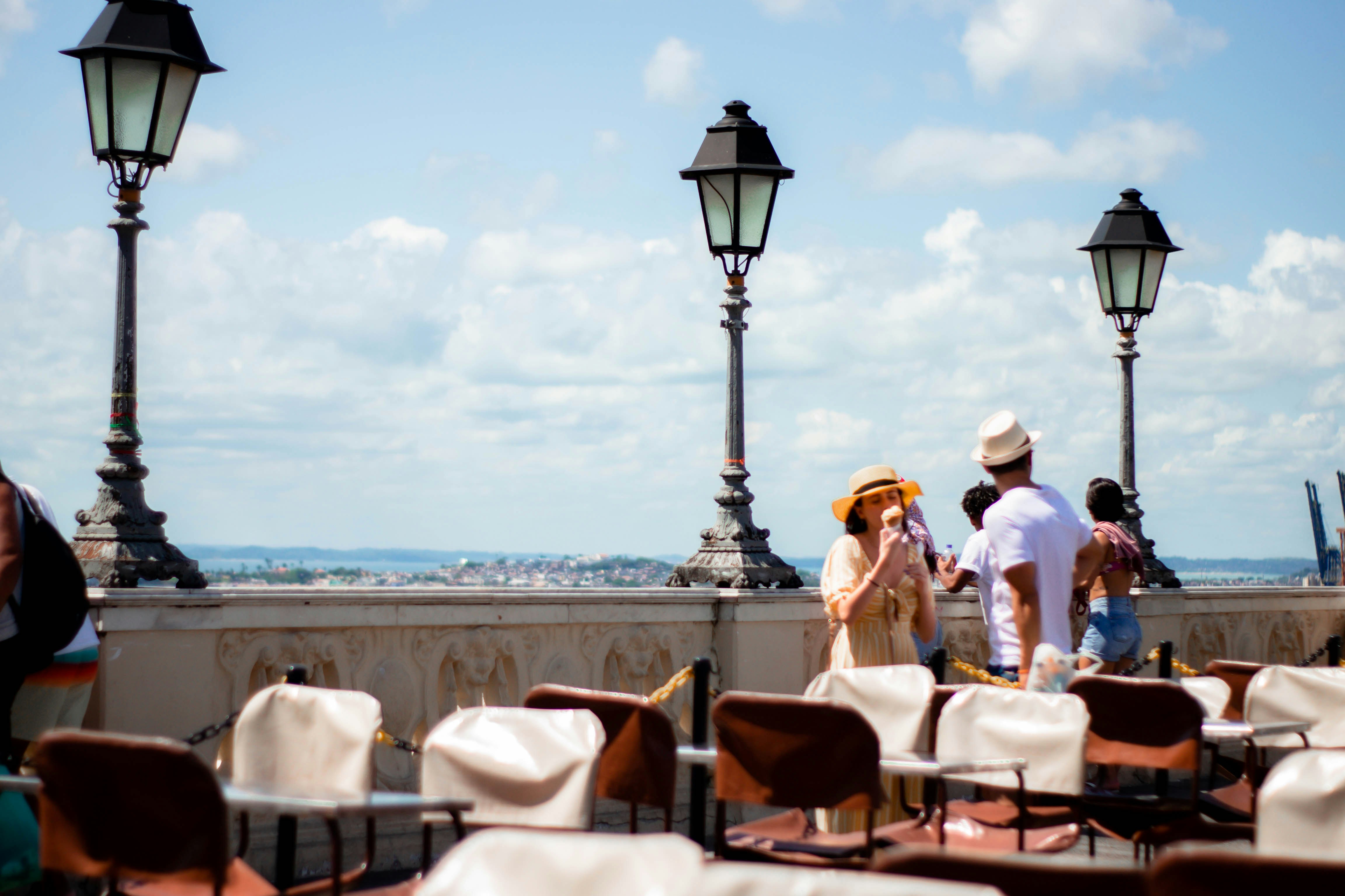 Des clients attablés en terrasse un jour d'été.