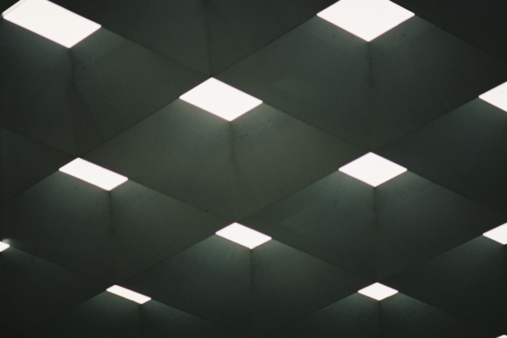 un plafond avec de nombreuses lumières carrées